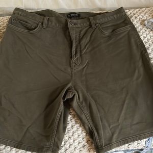 Banana Republic Traveler, Chino short size 34 color is avocado